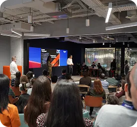 Presentación interna con equipo de Bluetab en oficina