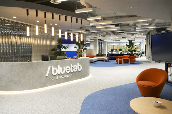Fotos-UNETE-EMEA-3 Profesionales asistiendo a un workshop colaborativo de tecnología en las oficinas de Bluetab