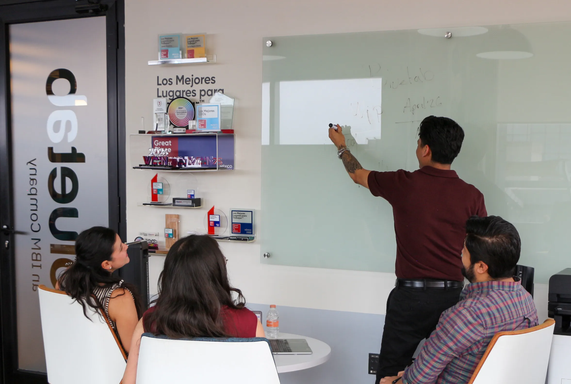 Profesional trabajando en desarrollo y colaboración tecnológica dentro de las oficinas de Bluetab, utilizando herramientas de programación y comunicación digital