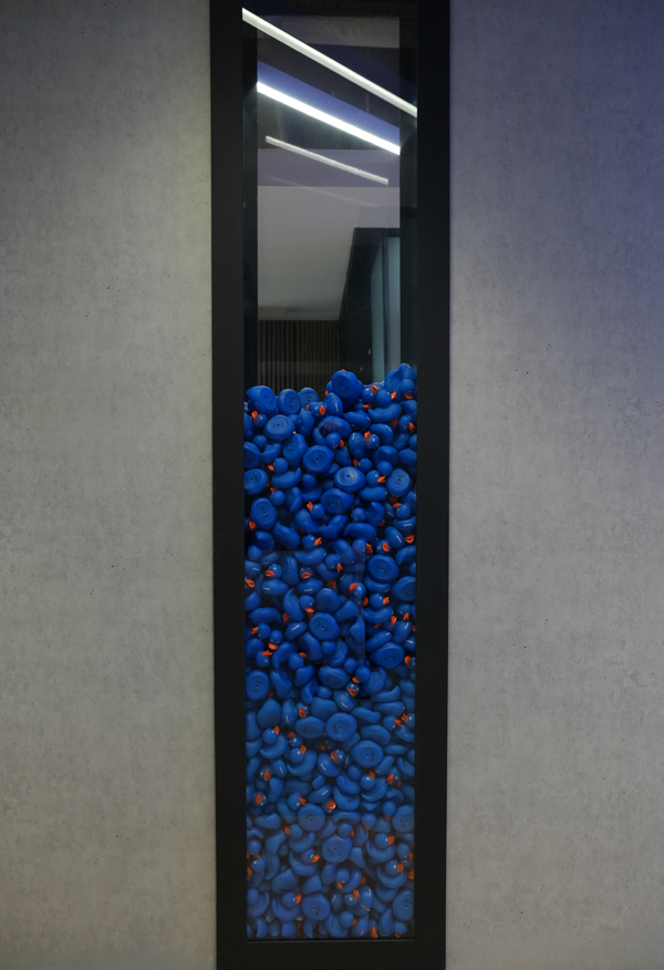 welcome Colaboradores de Bluetab reunidos en una sala de trabajo dentro de una oficina moderna con elementos naturales y ambiente tecnológico