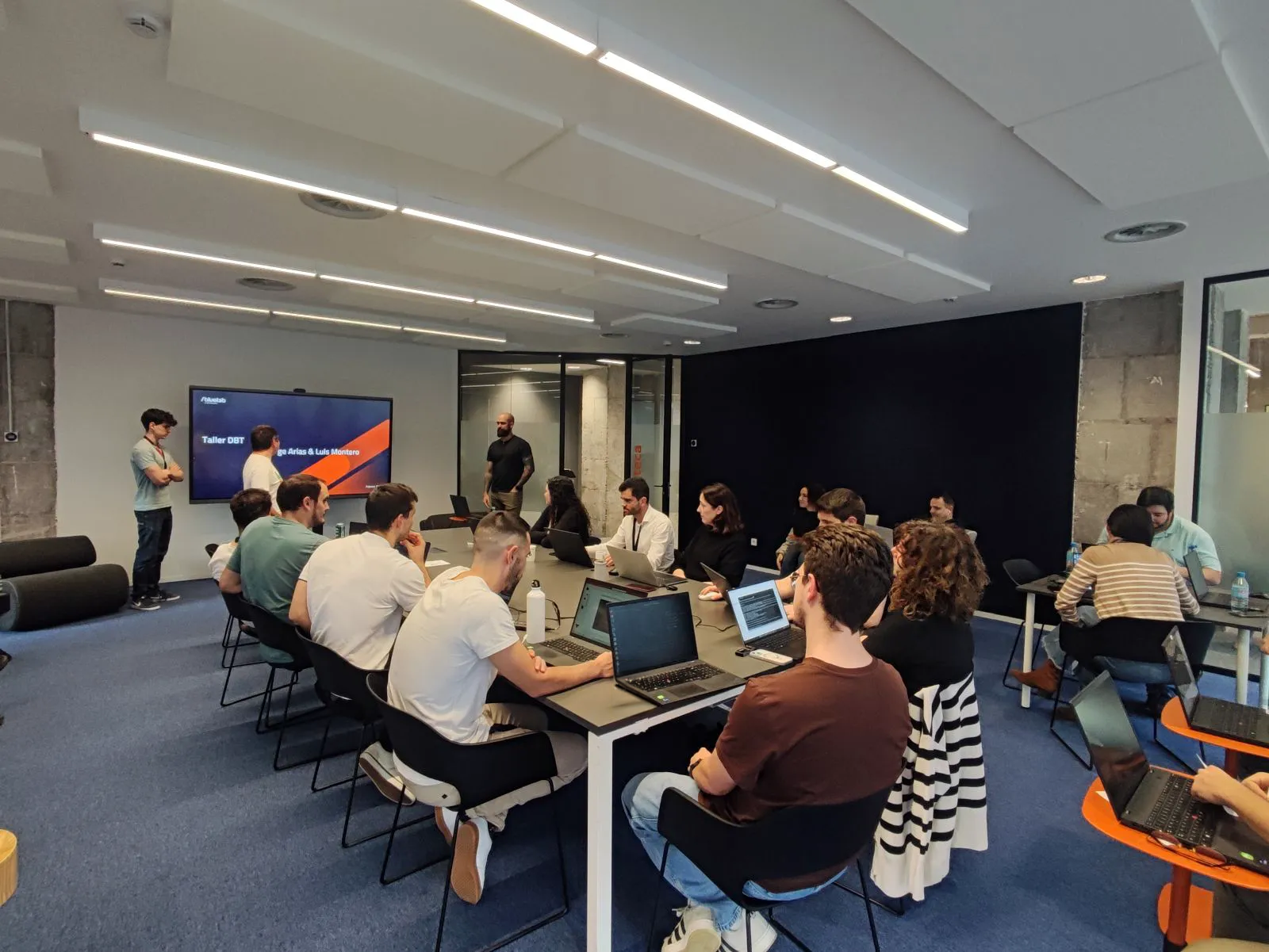 Profesionales asistiendo a un workshop colaborativo de tecnología en las oficinas de Bluetab